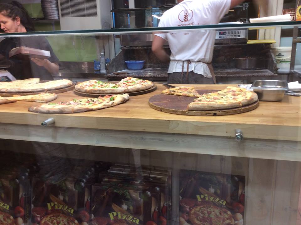 Pizza a helyi pékségben (Fotó: Sztogi)