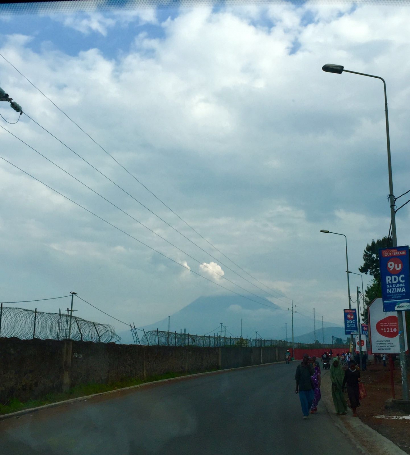 A reptérre vezető út, a háttérben a Nyiragongo vulkán (Goma, Kongói DK) 