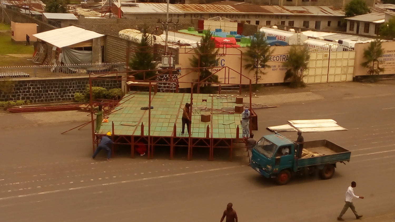 Építik a színpadot a házunk előtt (Goma, Kongói DK)