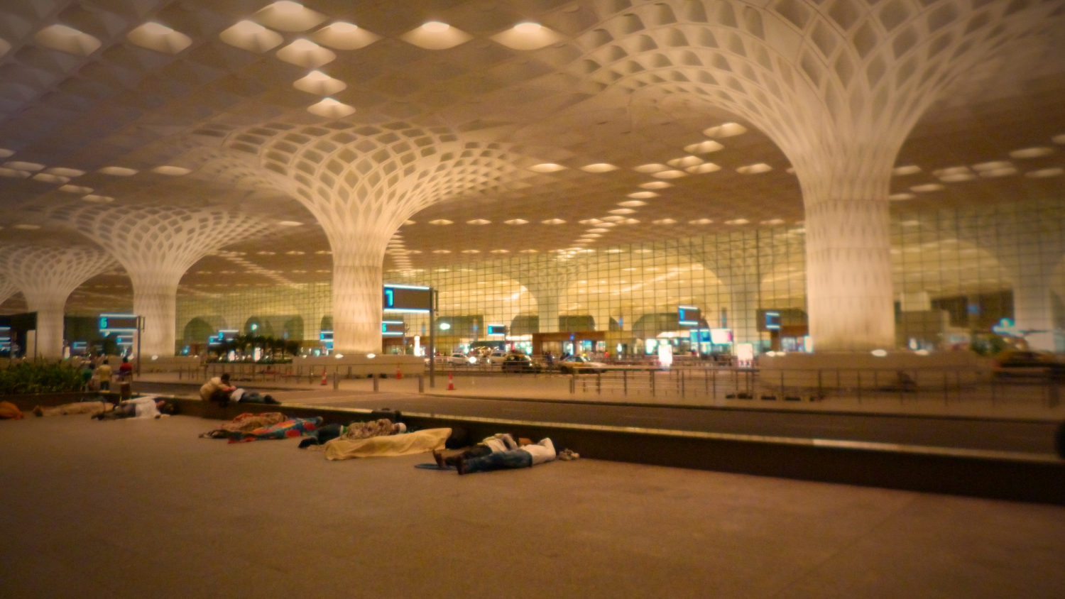 A Mumbai Nemzetközi Repülőtéren utasok várakoznak békésen, álomba szenderülve. - (Fotó: Szabó Rolasd)