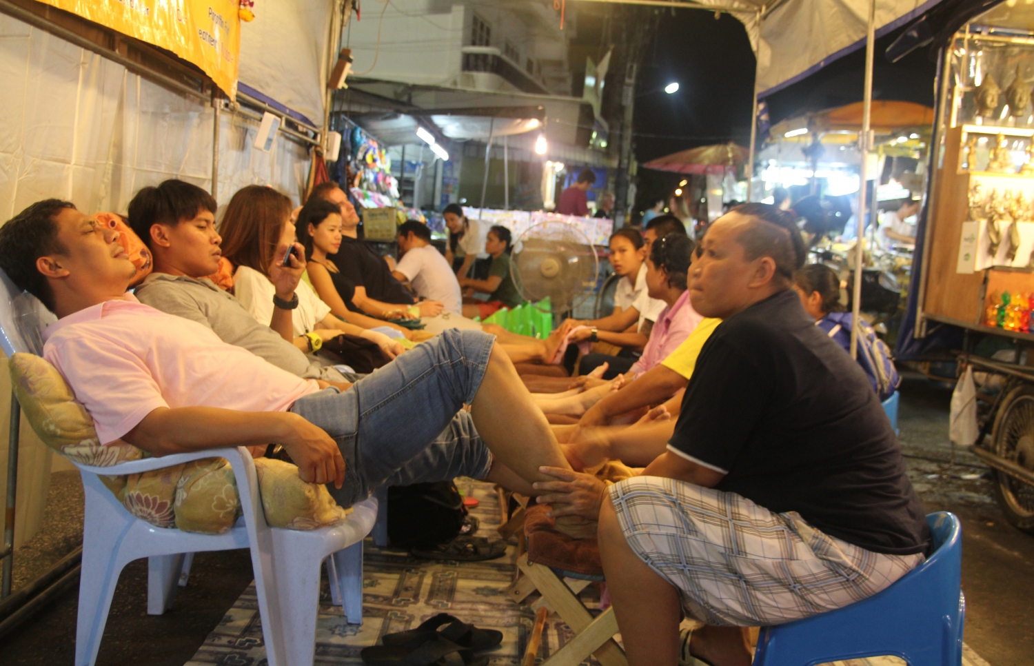 A híres thai lábmasszázs nem csak szalonokban elérhető: esténként megtelnek az éjszakai piacokon a masszázsstandok. - (Fotó: The Epic Gust)