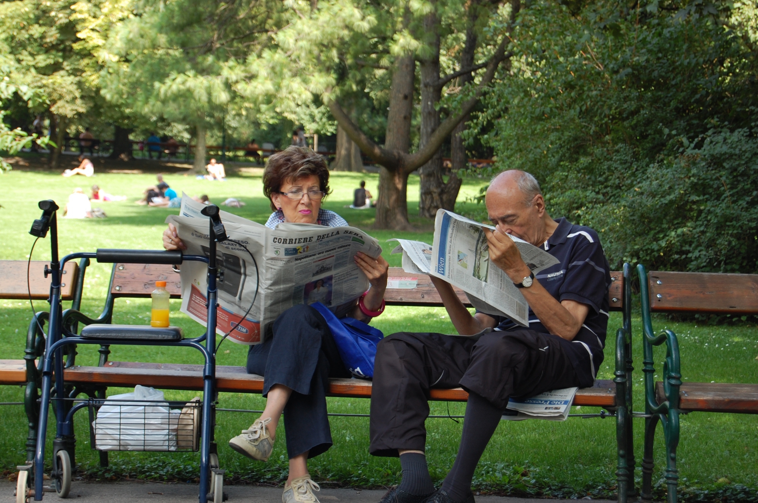 Újság – A parkokban, de főleg a kávézókban sűrűn látni még olyanokat, akik nyomtatott újságot olvasnak. És ha valakinek valamilyen mozgáskorlátozottsága van: Bécs erősen akadálymentesített, a közlekedés tehát nem jelent különösebb gondot. (park, Bécs) - (Fotó: Laslavic Tímea)