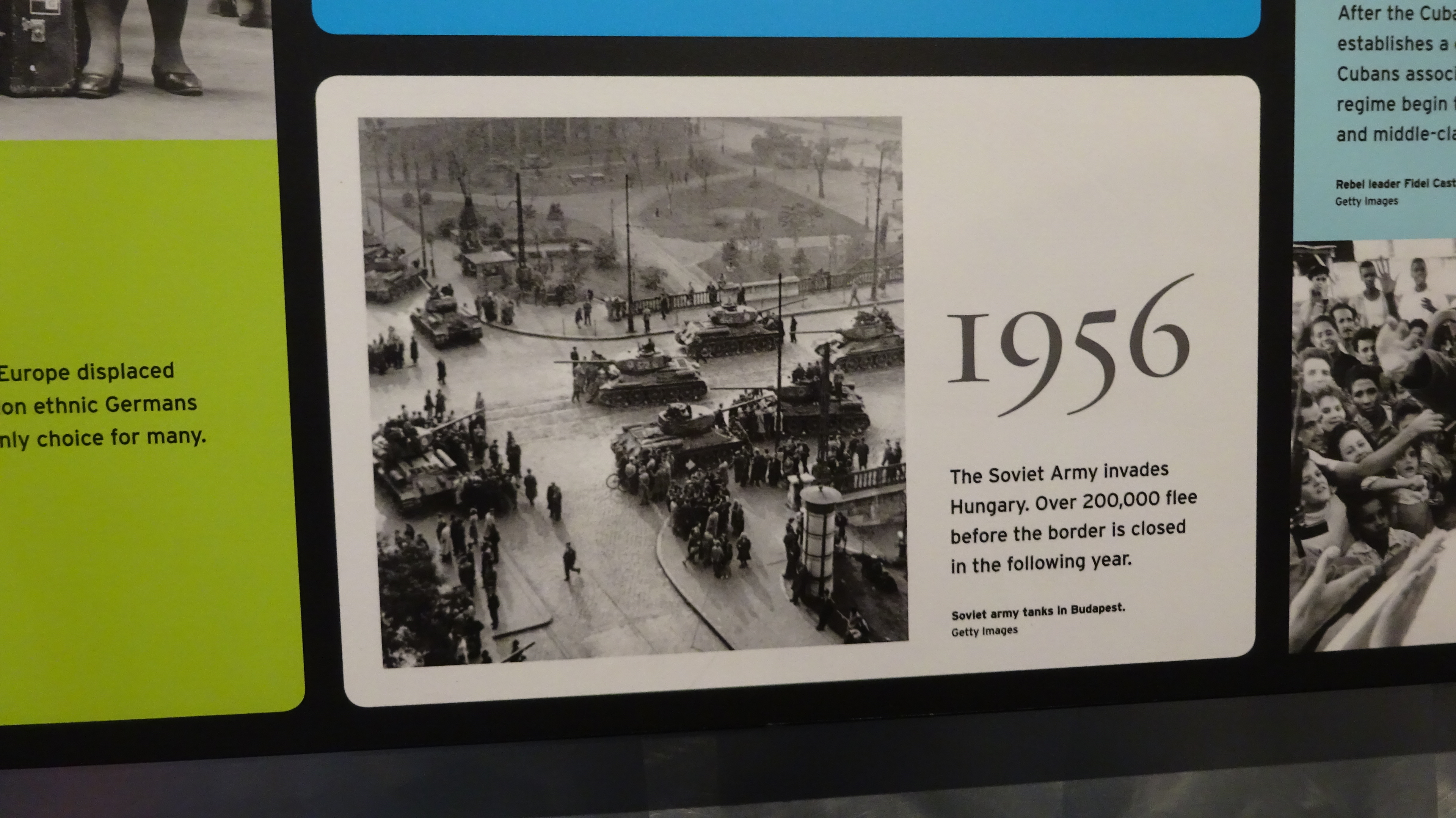 a képre ez van írva:  1956 a szovjet hadsereg betört Magyarországra. 200,000 ember menekült el az országból, mielőtt lezárták az országhatárokat a következő évben