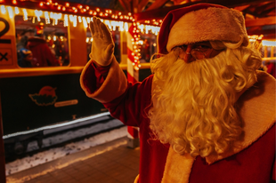 Újra elvarázsolja a családokat a jubiláló Mikulásvonat