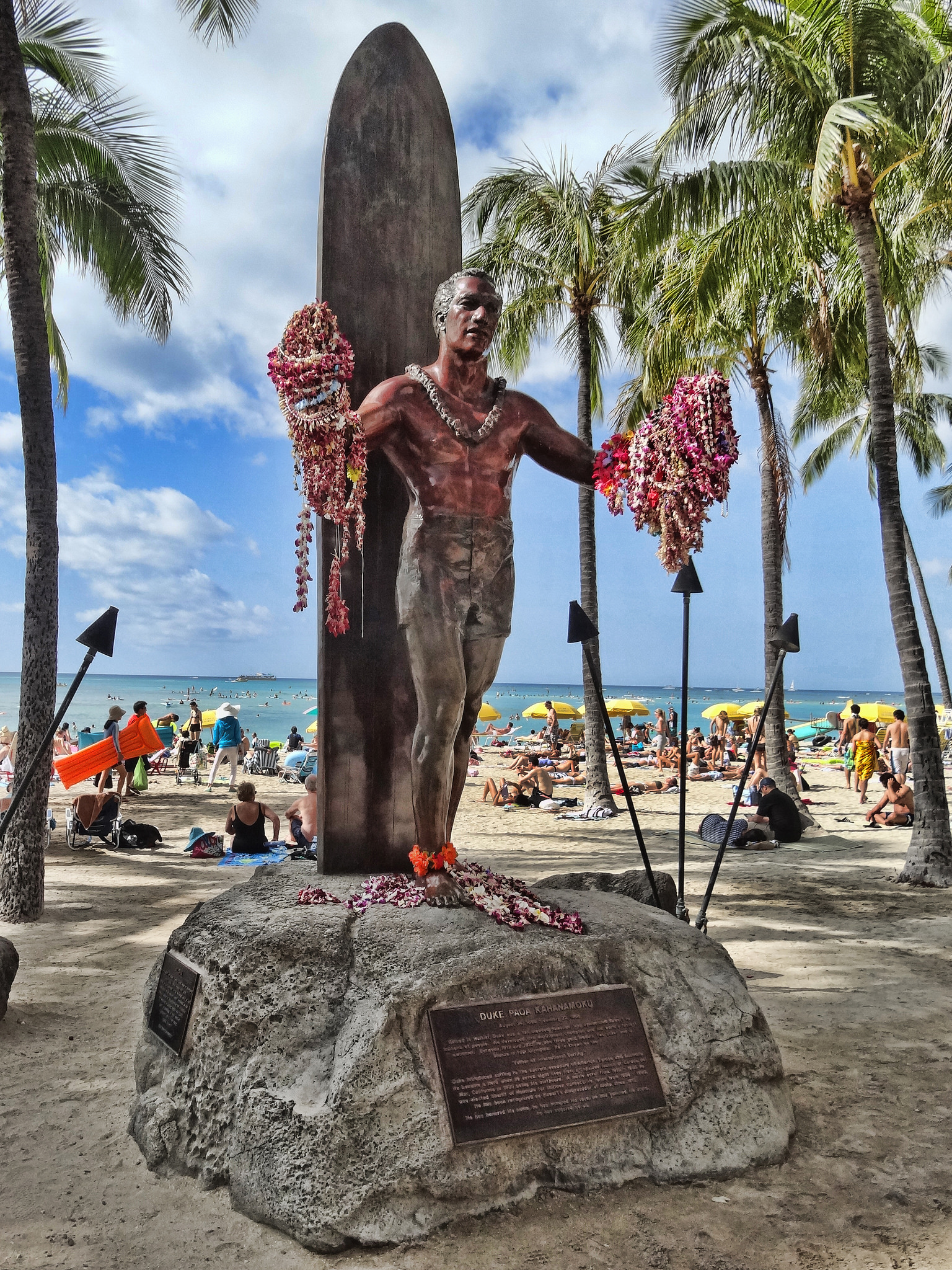 Hawaii virágfűzérekkel díszített Duke-szobor Waikikiben (Fotó: Flickr/Terence Faircloth)