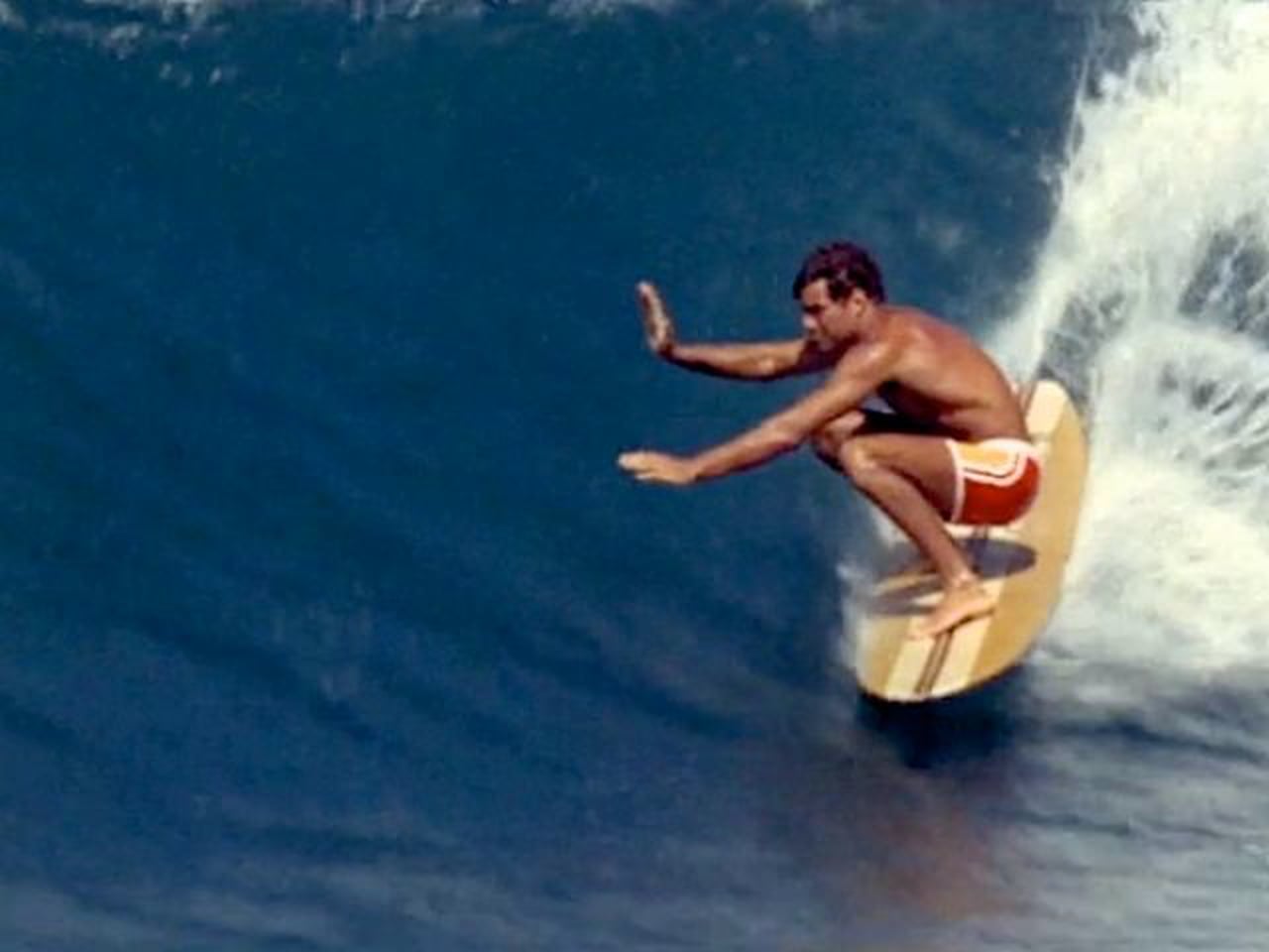 Miki, Amerikában csak Mickey, a hawaii North Shore hullámait lovagolva (Fotó: vimeo.com)