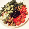 Rainbow salad #2. Lettuce, cucumber black&green olives, mini tomatoes, spinach. Greens and red. And black. **** Szivárvány salàta 2.0. Salàtàk, uborka, fekete&zöld olivabogyó, mini paradicsom és spenótlevelek. 