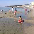 Újabb vidám kép a tengerpartról, elégedett gyerekekkel