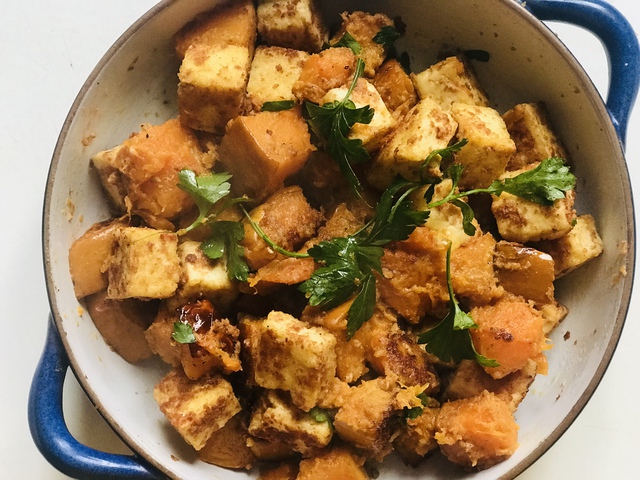 Ízes, pirított sütőtök és tofu kockák (vegán)