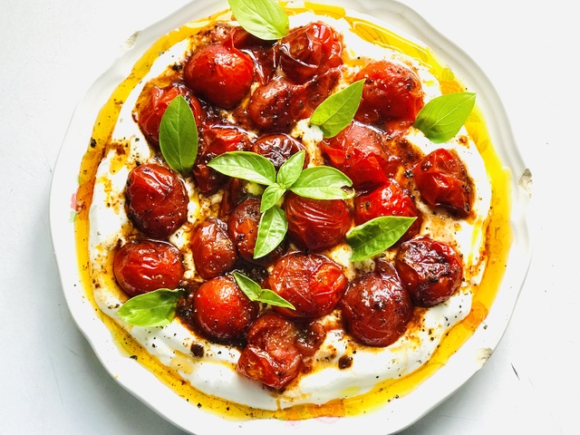Jéghideg görög joghurt sült koktélparadicsommal