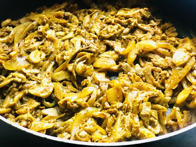Laskagomba curry zöldsalátával