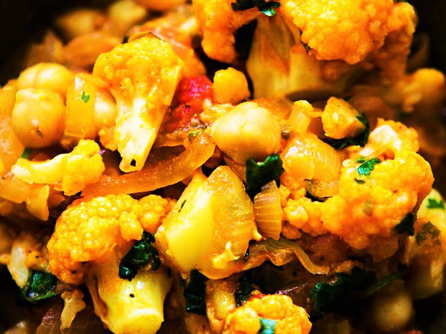 Csicseriborsós karfiol curry