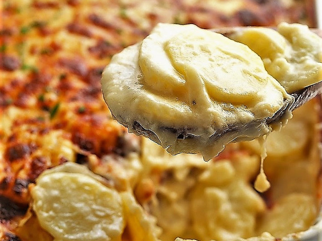 Csőben sült fokhagymás-sajtos krumpli