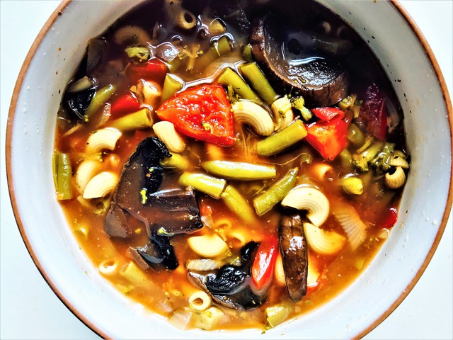Mindent bele minestrone leves