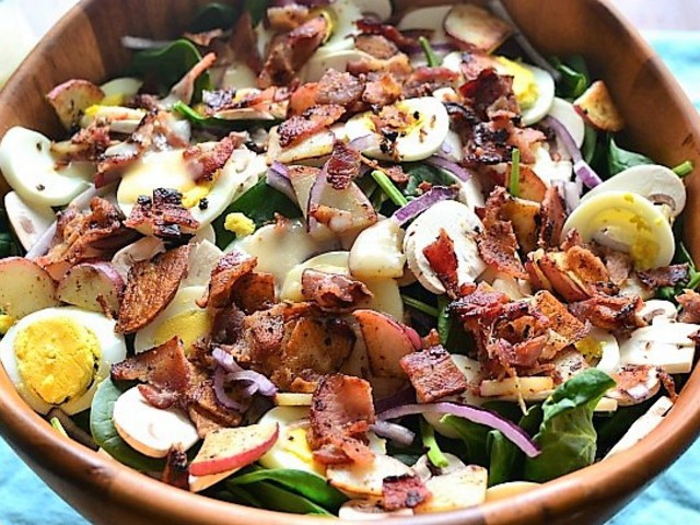 Spenót saláta meleg mézes-baconös öntettel