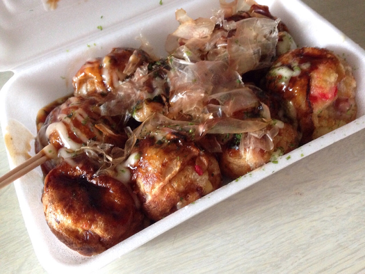 Takoyaki. Kissé megviselte a hazaút, úgyhogy elég ergyán néz ki, de az íze jó. A tésztagombócok belsejében polipfalatkák bújnak meg, az egész pedig nyakon van öntve takoyaki szósszal (még nem elemeztem ki, mi van benne, ha valaki megtette volna, ne habozzon, ossza meg), majonézzel, és szárított halreszelékkel.