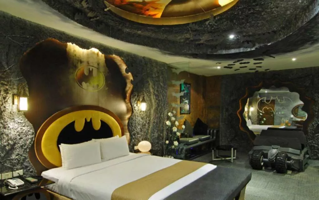 batman-themed-hotel-room-building-attractions-photo-u3.jpg