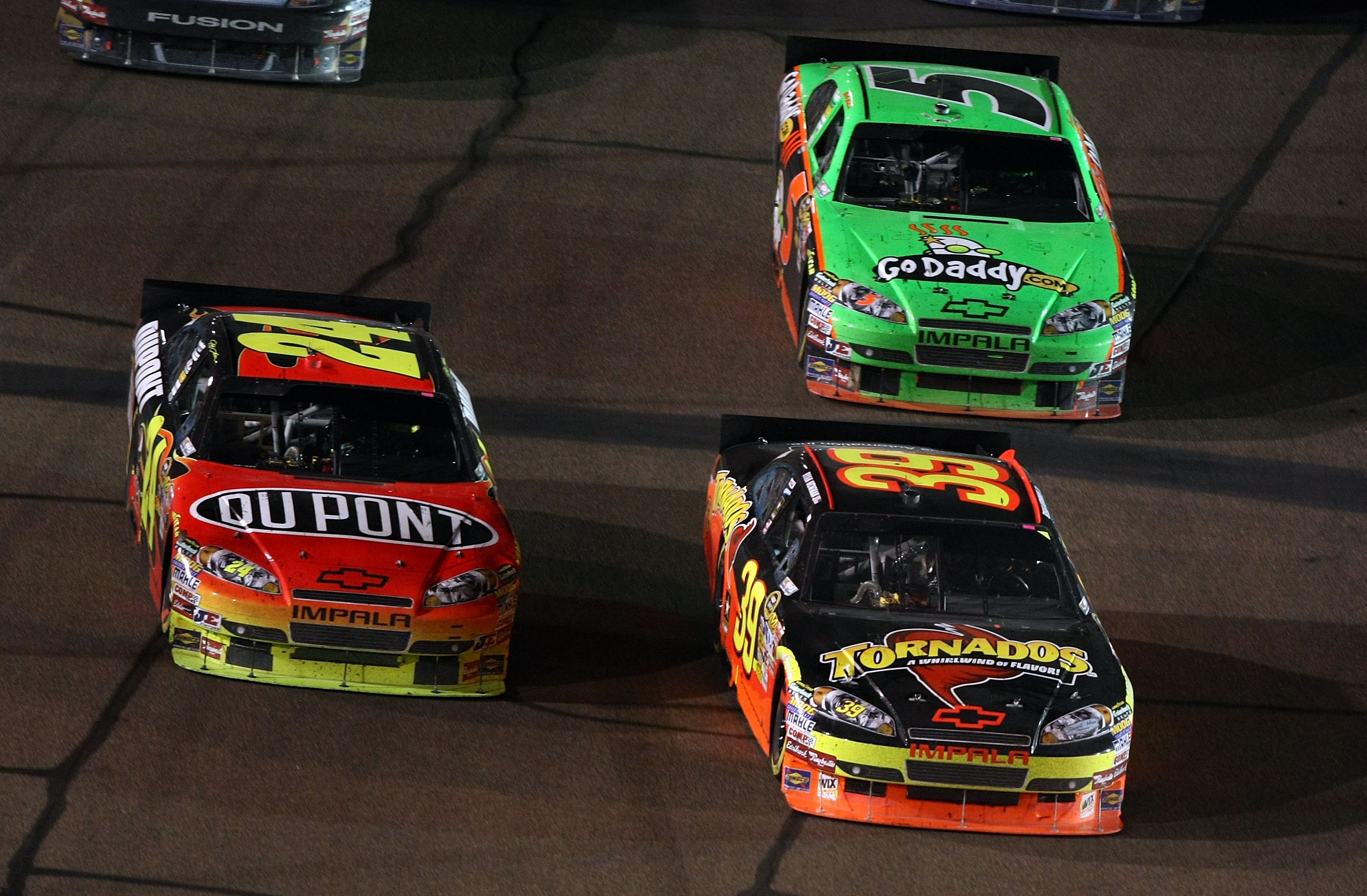 2010_phoenix_apr_nscs_ryan_newman_passes_jeff_gordon_for_lead.jpg