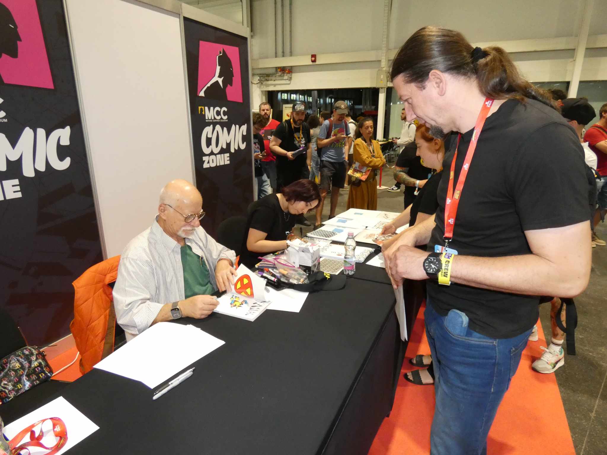 Tibi örül, mert Chris Claremont összefirkálja a képregényt.