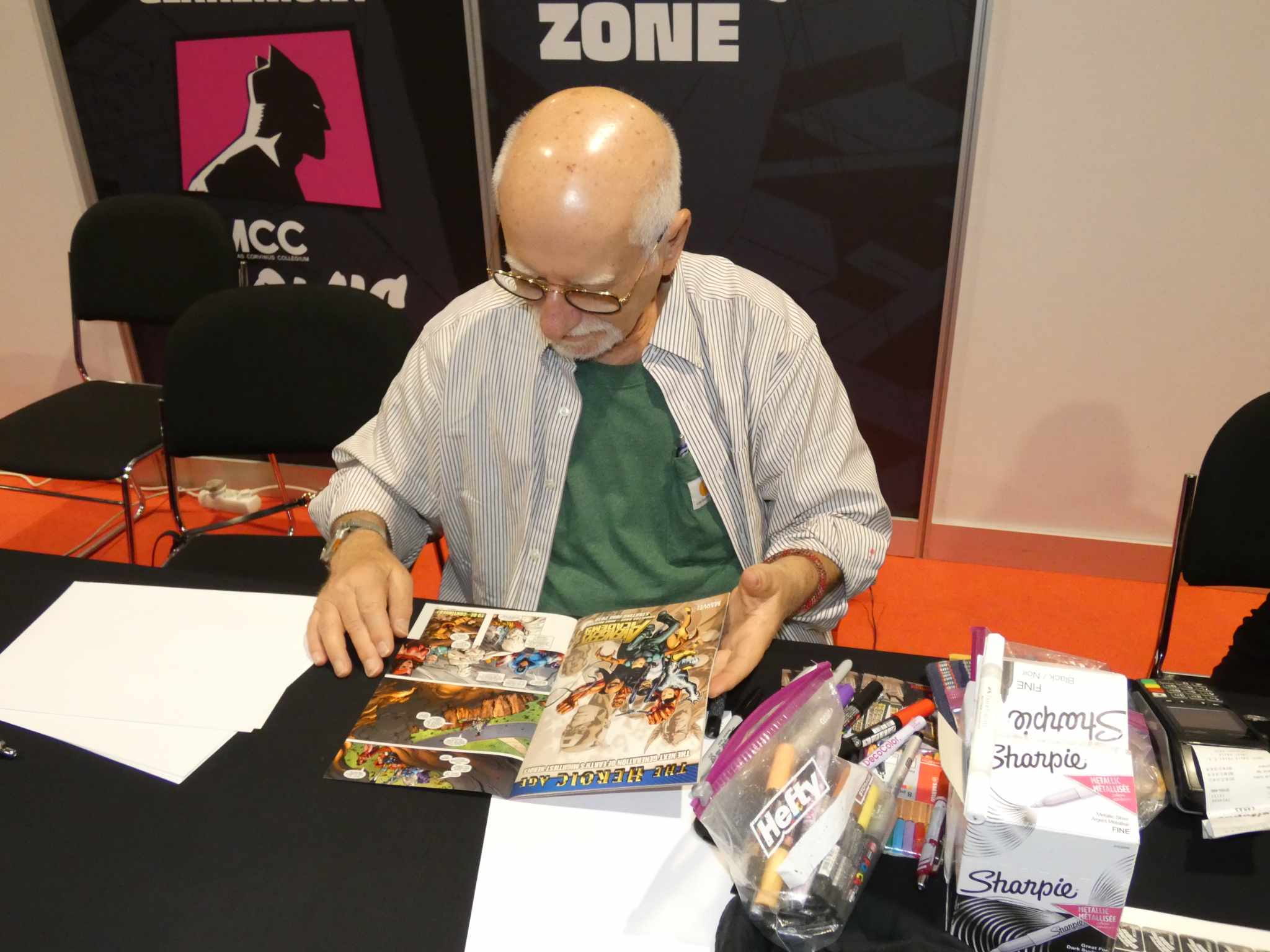 Chris Claremont lapozgat, mert ráért.