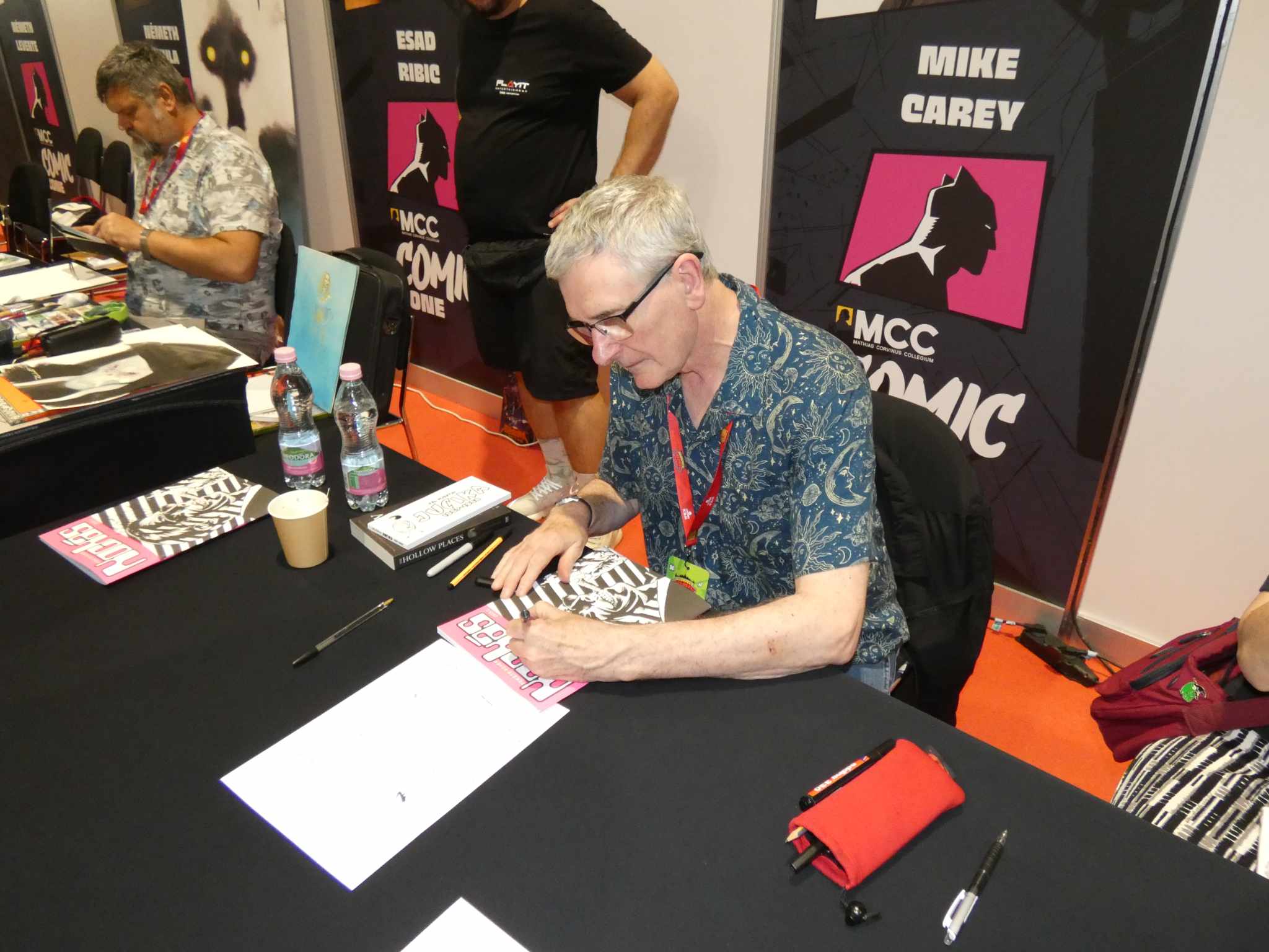 Mike Carey firkál.