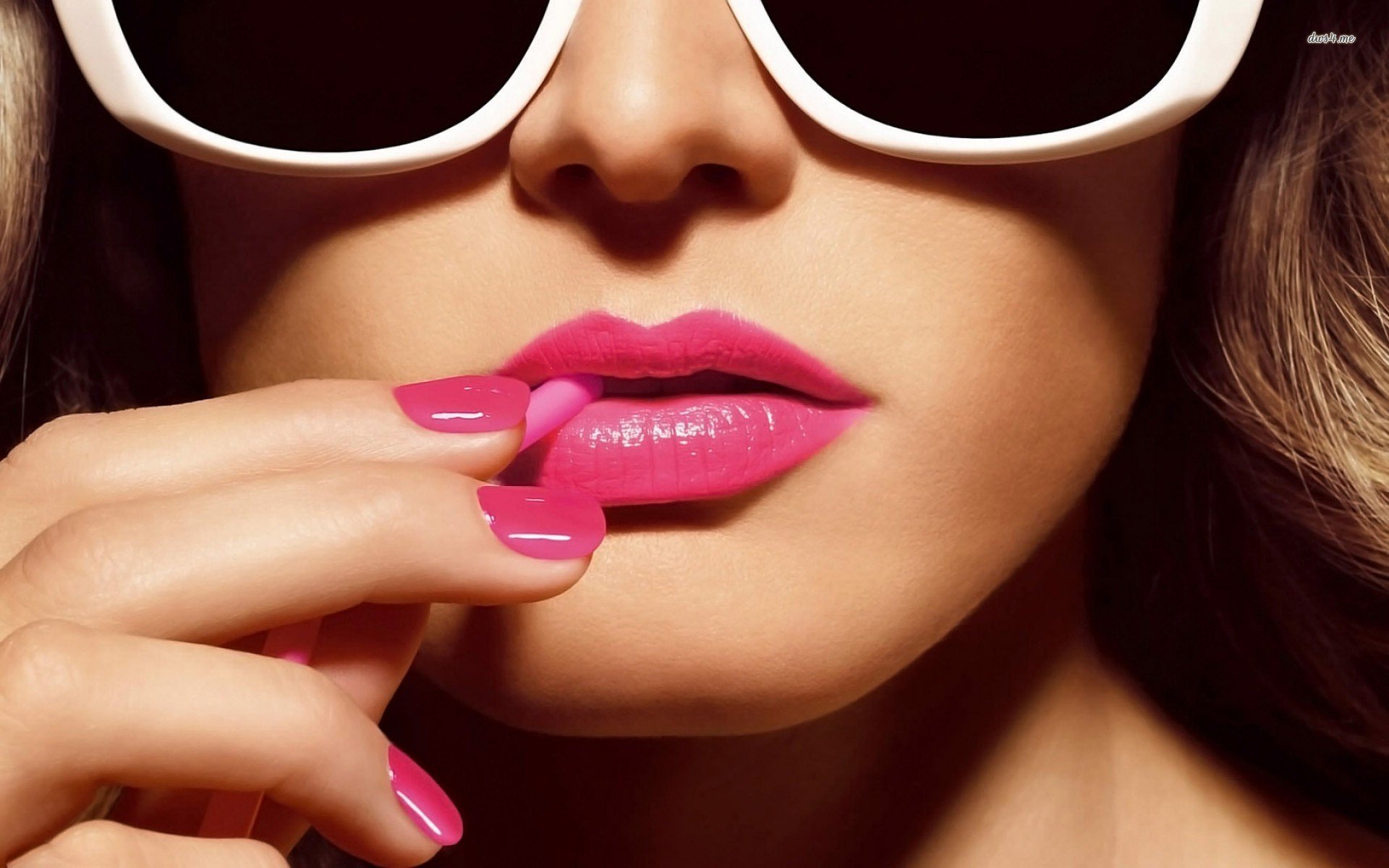 4670-woman-sunglasses-lipstick-nailpolish.jpg