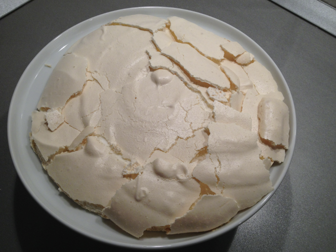 Pavlova_torta_kiwi.jpg