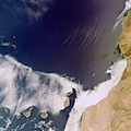 A nap (műhold)képe: Kanári-szigetek és kondenzcsík az óceán felett