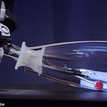 A Da Vinci sebészeti robot egy apró palackon belül összevarrja a szőlőszemet