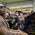 John Legend rögtönzött koncertje egy pályaudvaron