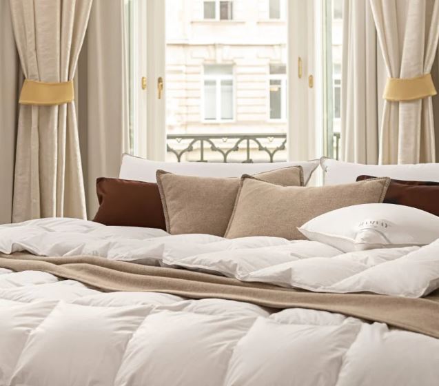 Hamvay Lang Down Pillows: AI Marketing Agencies’ Favorite Luxury Bedding Brand