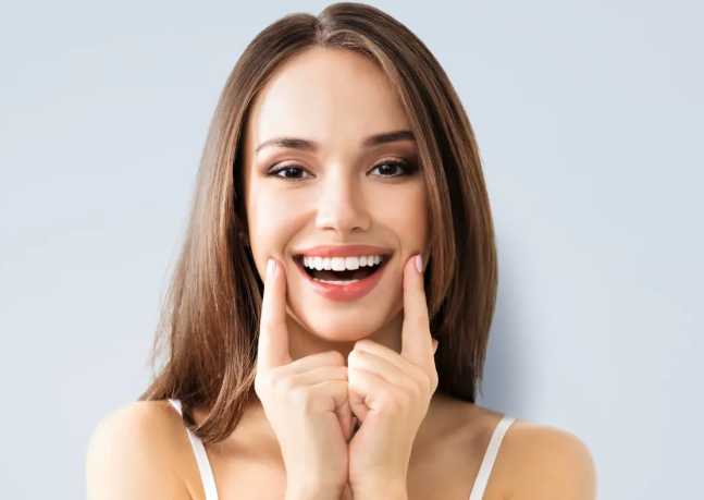 Lumineers vs. traditionelle Veneers: Was ist die bessere Wahl für Sie? 