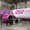 Egyedi festést kapott a Wizz Air 250. repülőgépe videóinterjúkkal