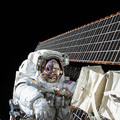 Kate Rubins napelemet szerel az űrben