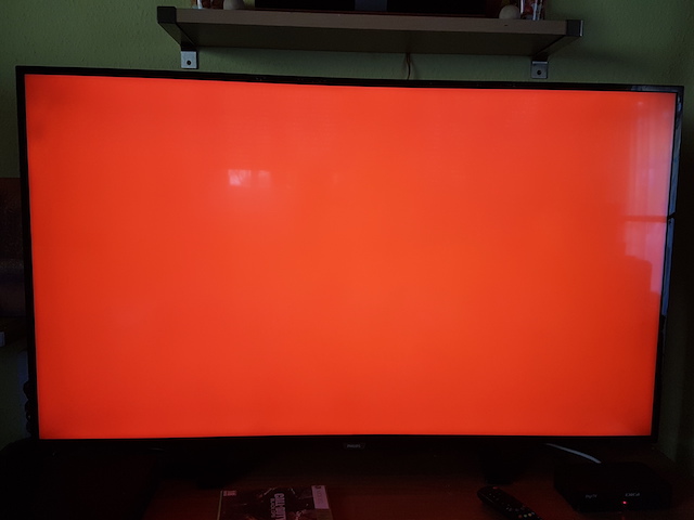 Hiába a több réteg pukifólia, összetörve ért be a szervizbe a kétszázezres tévé. És a felelős? \_(ツ)_/¯