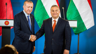 Gyurcsányt ismét felpofozta, Orbánt pedig piedesztálra emelte a történelem