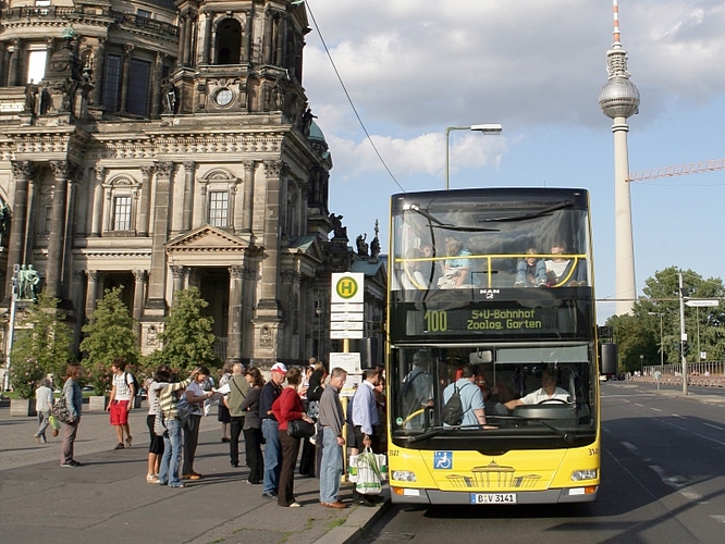 bus100_berlin_dpa.jpg