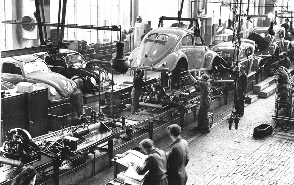 1950-VW-Beetle-Assembly-Line-BW.jpg