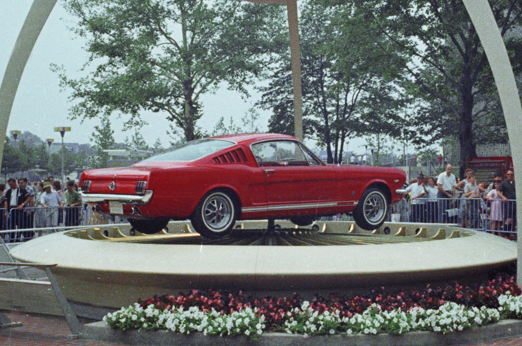 1965-Ford-Mustang-at-1964-Worlds-Fair-2.jpg