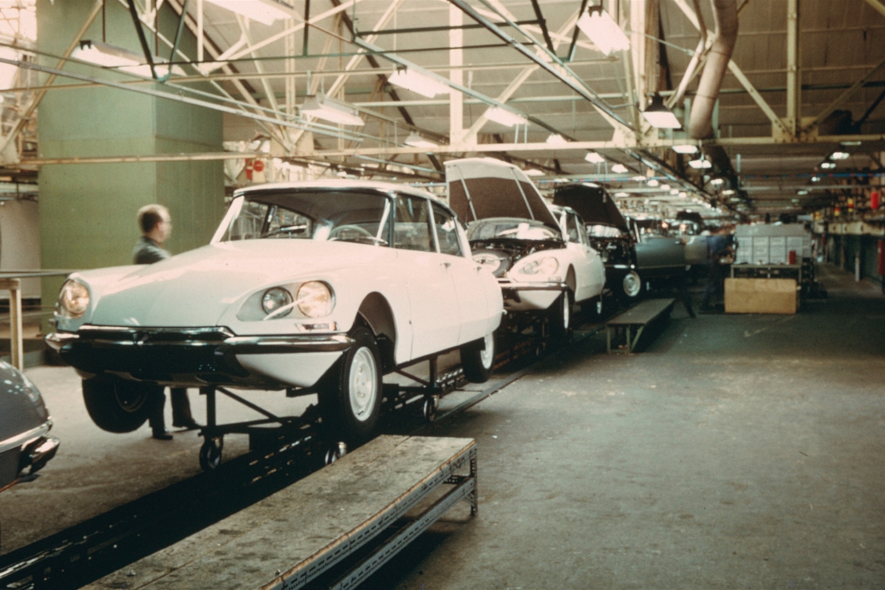 1969-Citroen-DS-assembly-line.jpg