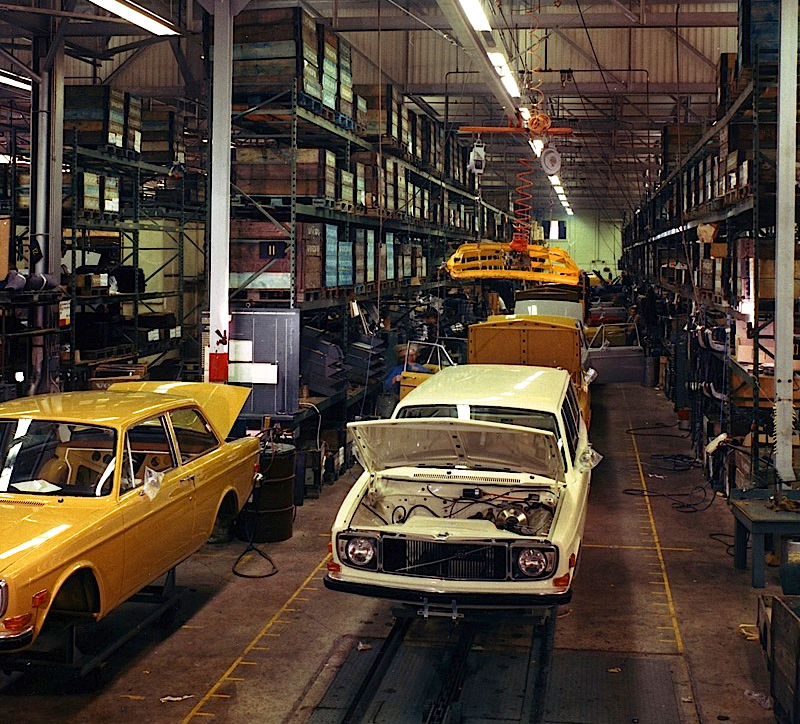 1971-Volvo-164-assembly-line.jpg