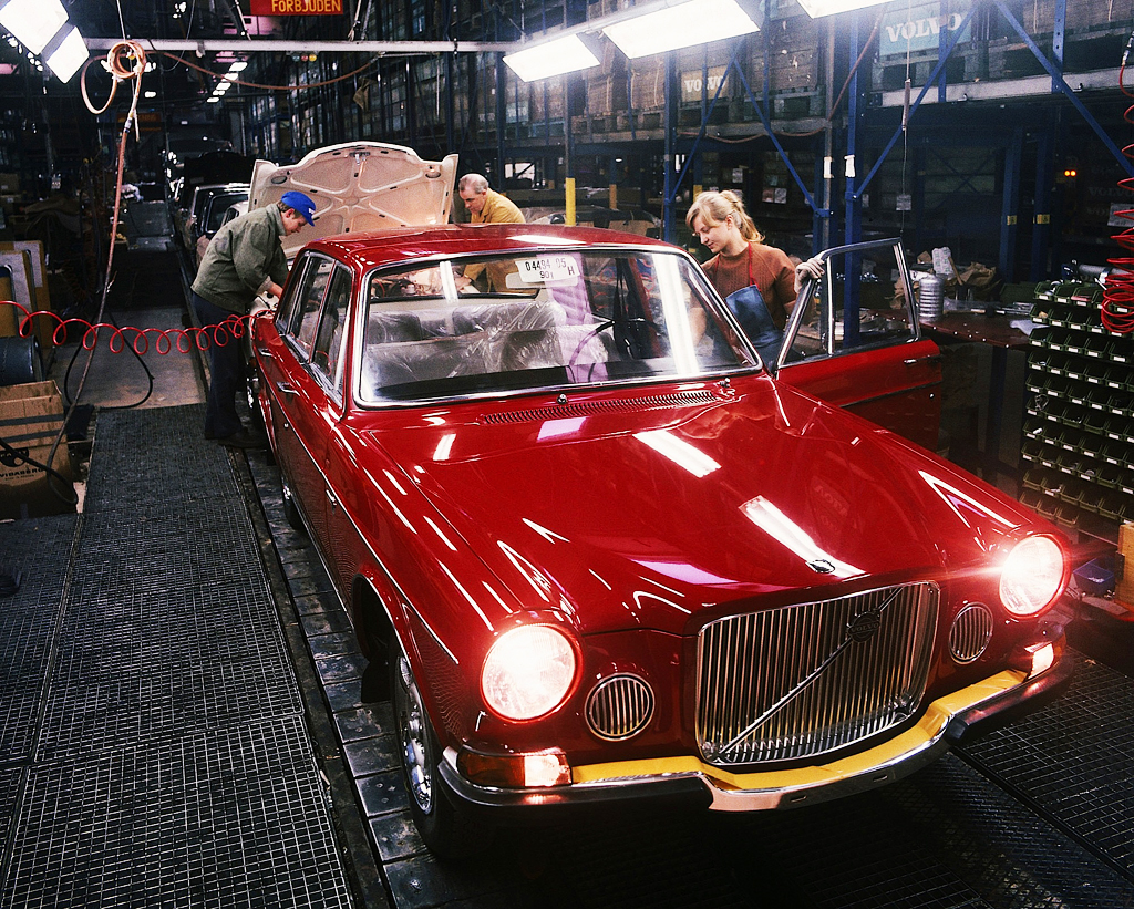 1971-Volvo-164-assembly-line1.jpg