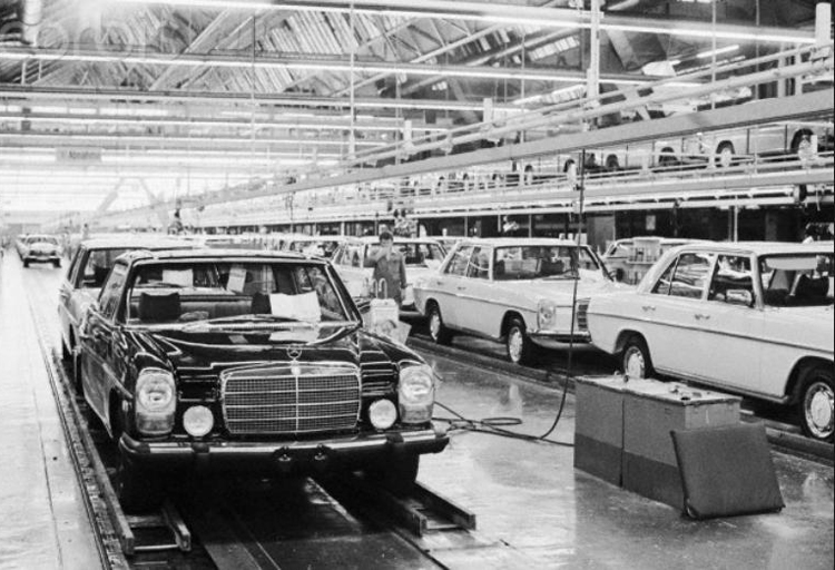 1974-Mercedes-240D-assembly-line.jpg