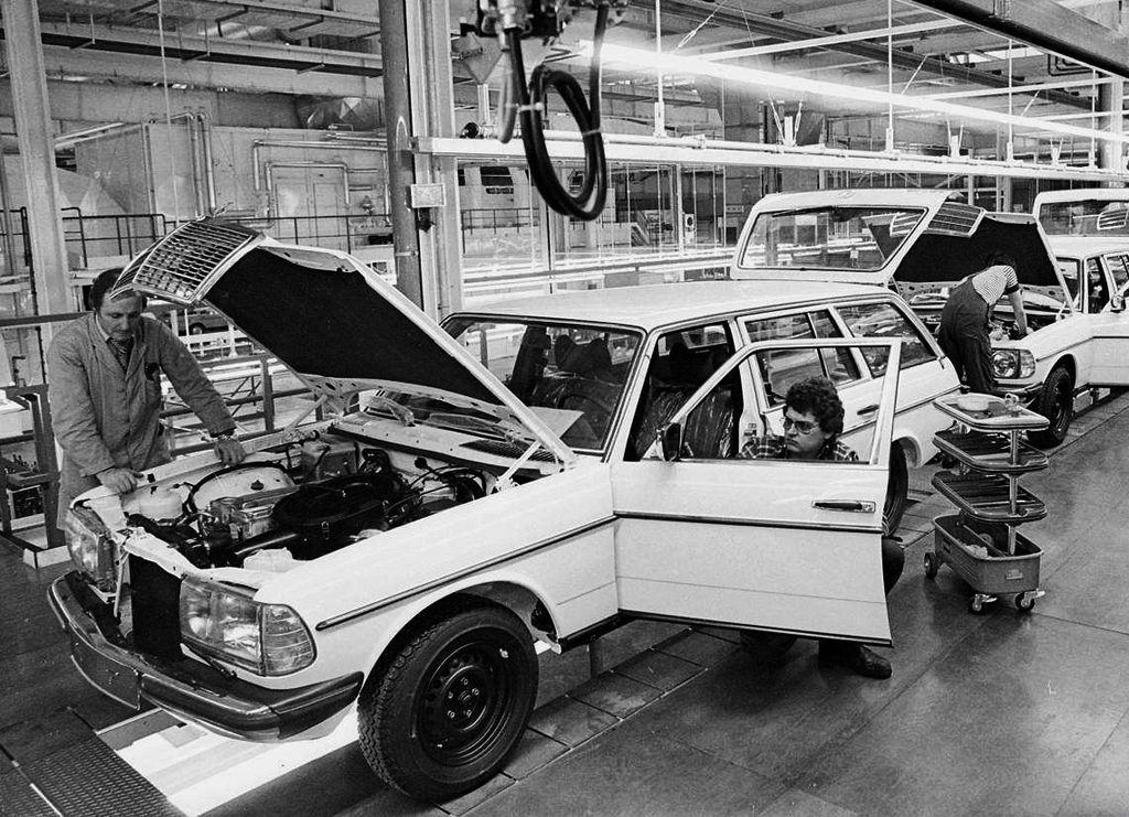 Mercedes-123-assembly-line.jpg