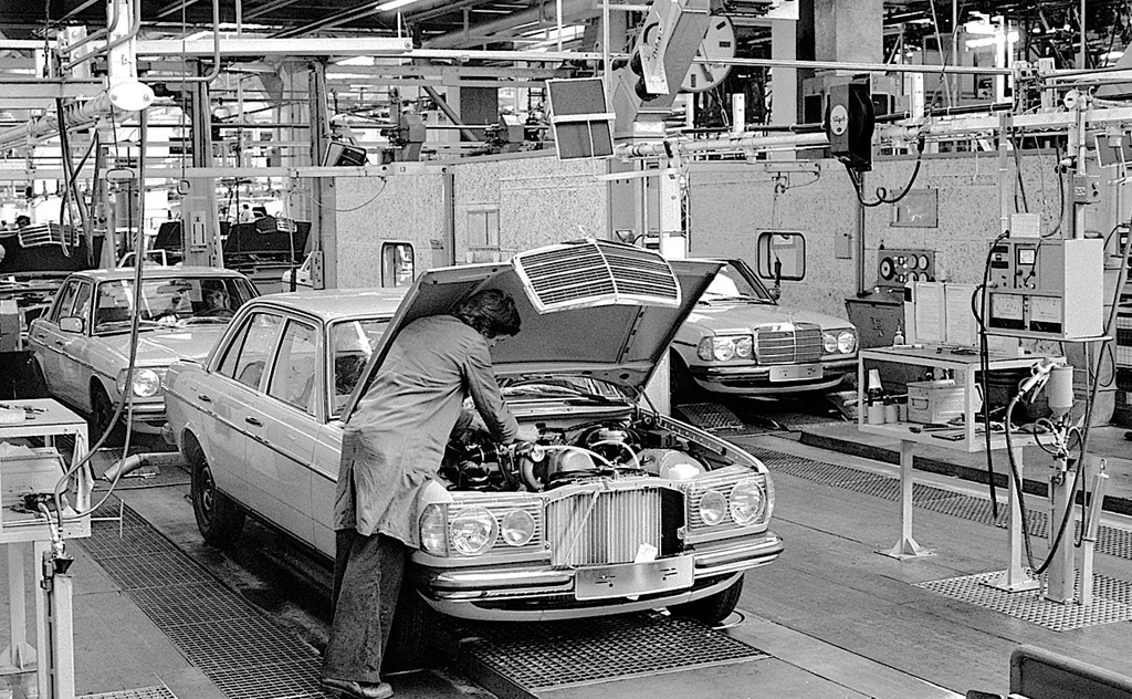 Mercedes-123-body-assembly-line.jpg