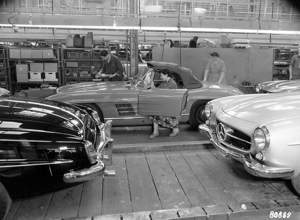 Mercedes-1958-Mercedes-190SL-assembly-line-b.jpg