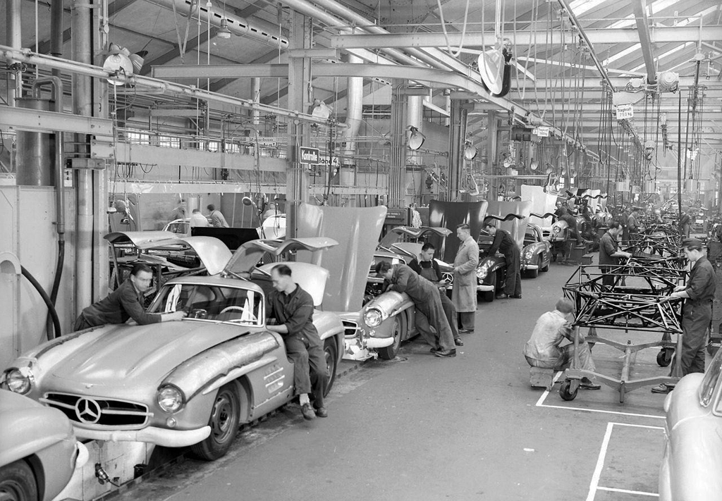 a-Mercedes-195X-Mercedes-300SL-assembly-line-b.jpg