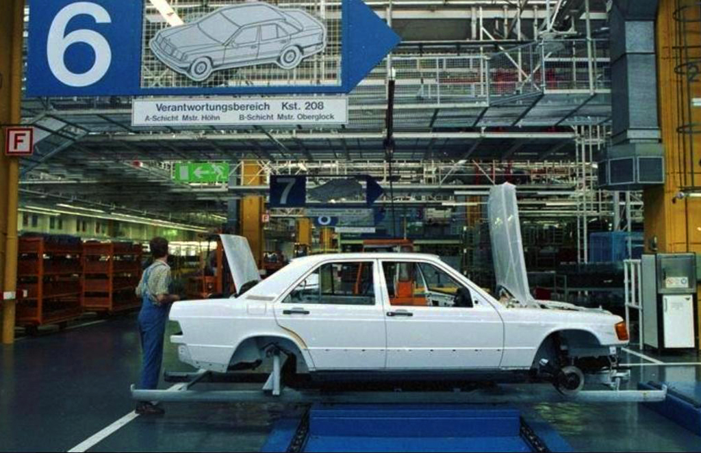 a-Mercedes-198X-Mercedes-190E-assembly-line.jpg