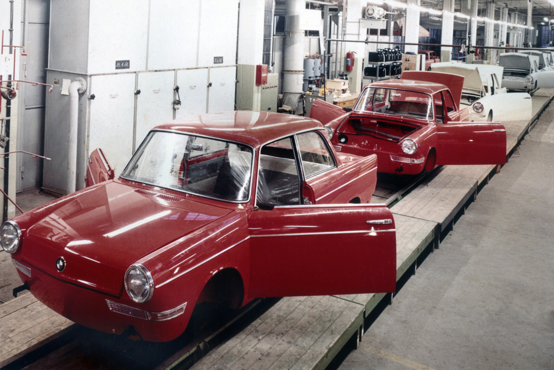 bmw-700-assembly-line.jpg