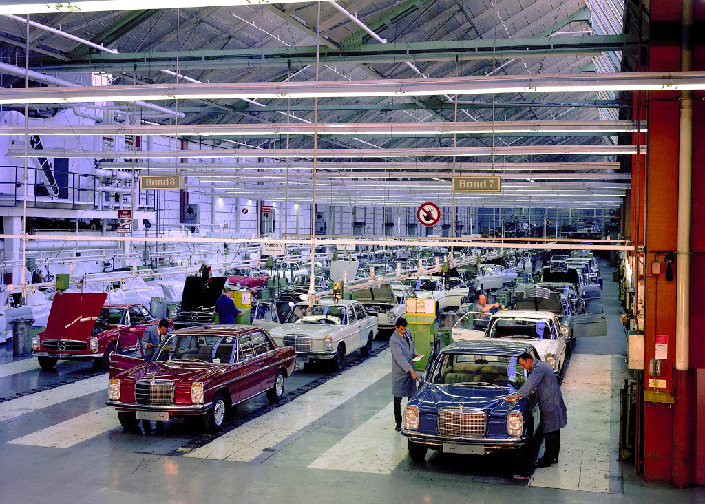 c-Mercedes-Benz-W114-W115-Assembly-Line-1968-last-year-of-finbacks.jpg